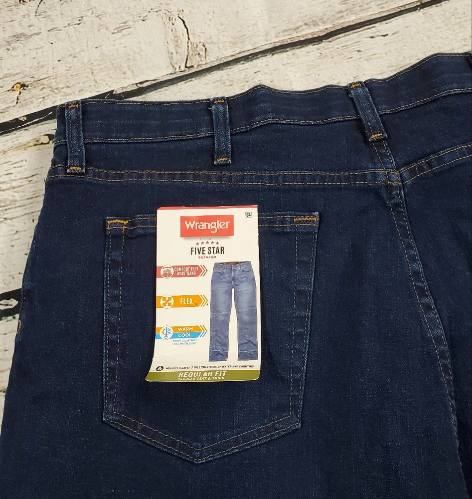 NWT wrangler regular fit mens jeans. Performance series. Size 40/25